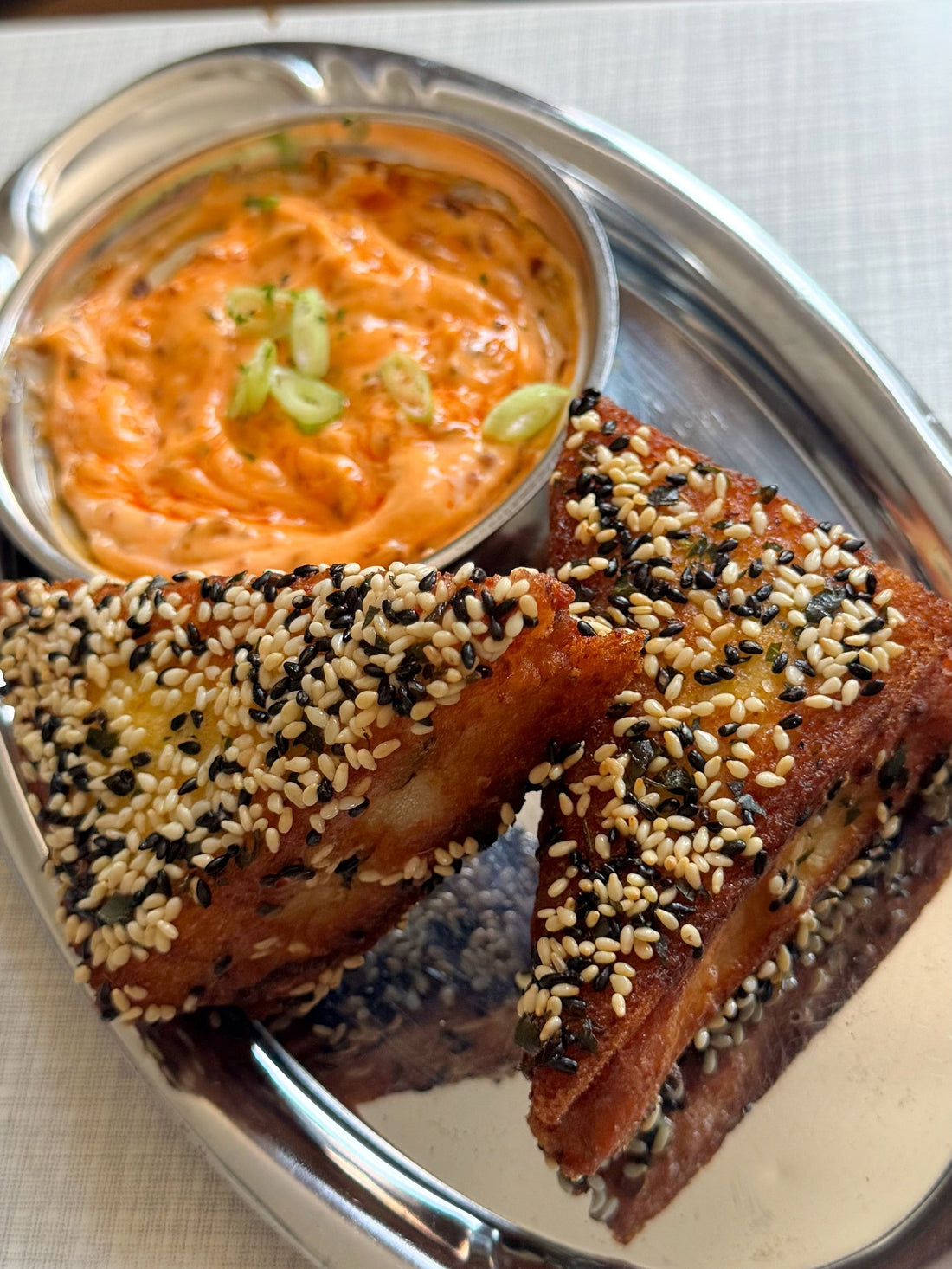 Shrimp Toast met Sesam, Kaffirblad & Phans Vissaus Phans