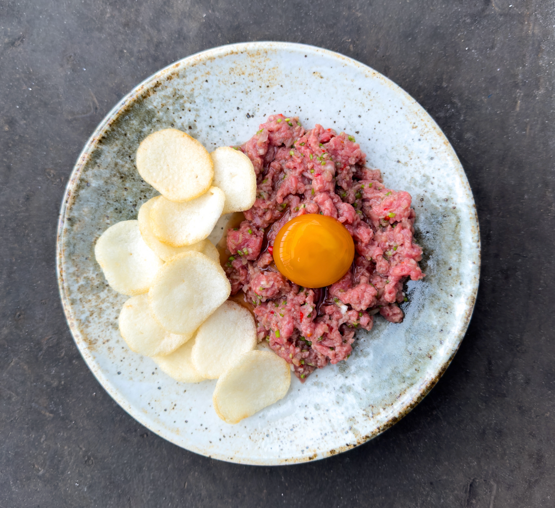 Vietnamese steak tartaar met gemarineerde eidooier in vissaus Phans