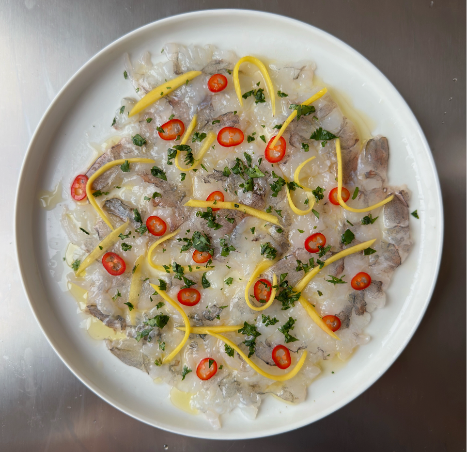 Garnalen carpaccio met limoen, vissaus & mango Phans